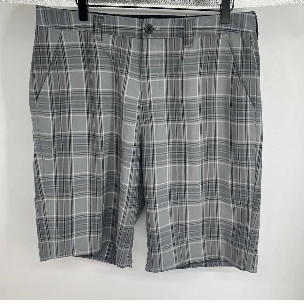 Travis Mathew Mens Plaid Golf Shorts Size 34 Gray White Black Flat Front